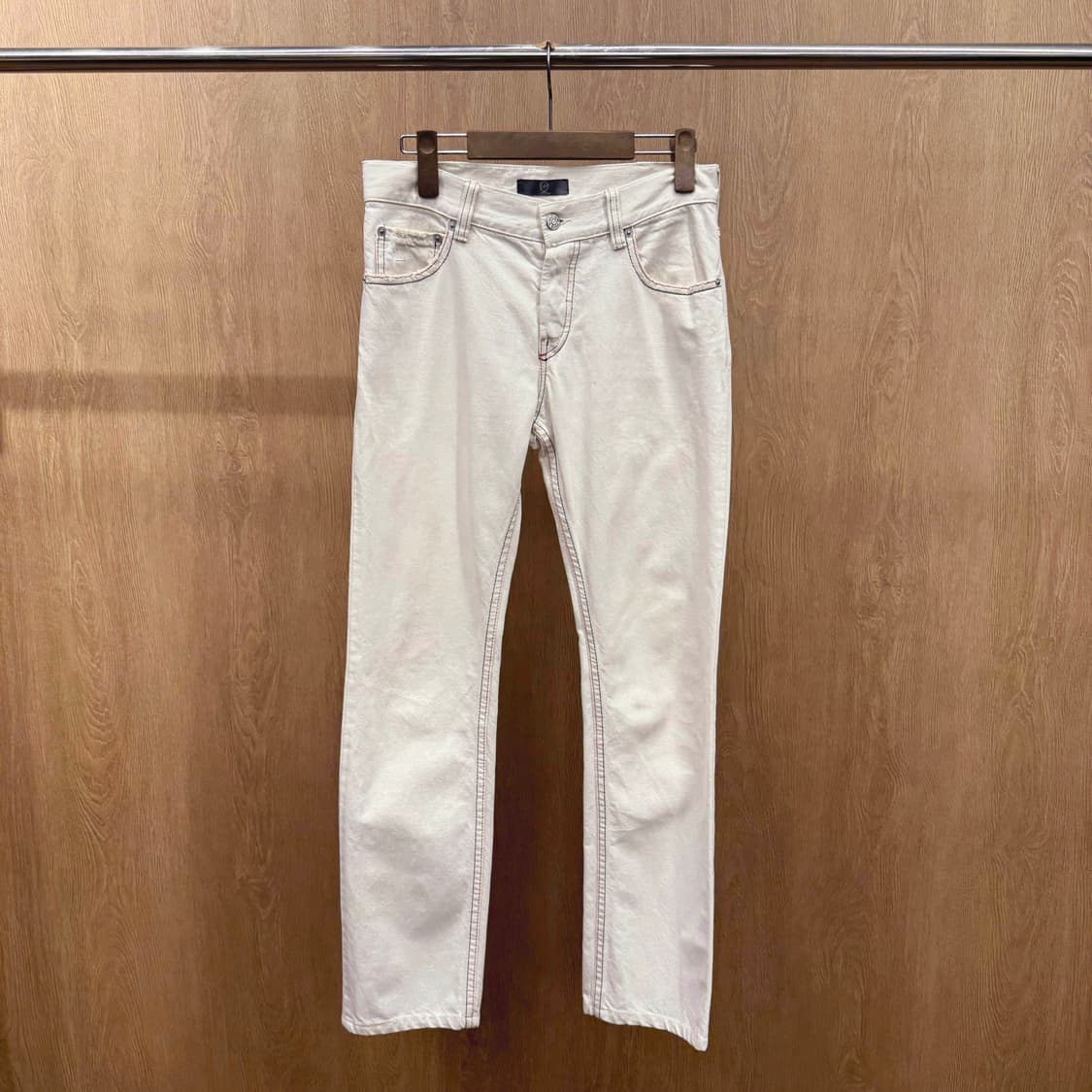 알렉산더 맥퀸 코튼 데님 팬츠 레드 더블 스티치 디테일 아이보리 상품이미지2