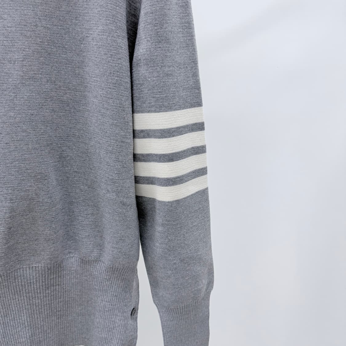 [S+급/5] 톰브라운 사선완장 밀라노스티치 니트 그레이 상품이미지2