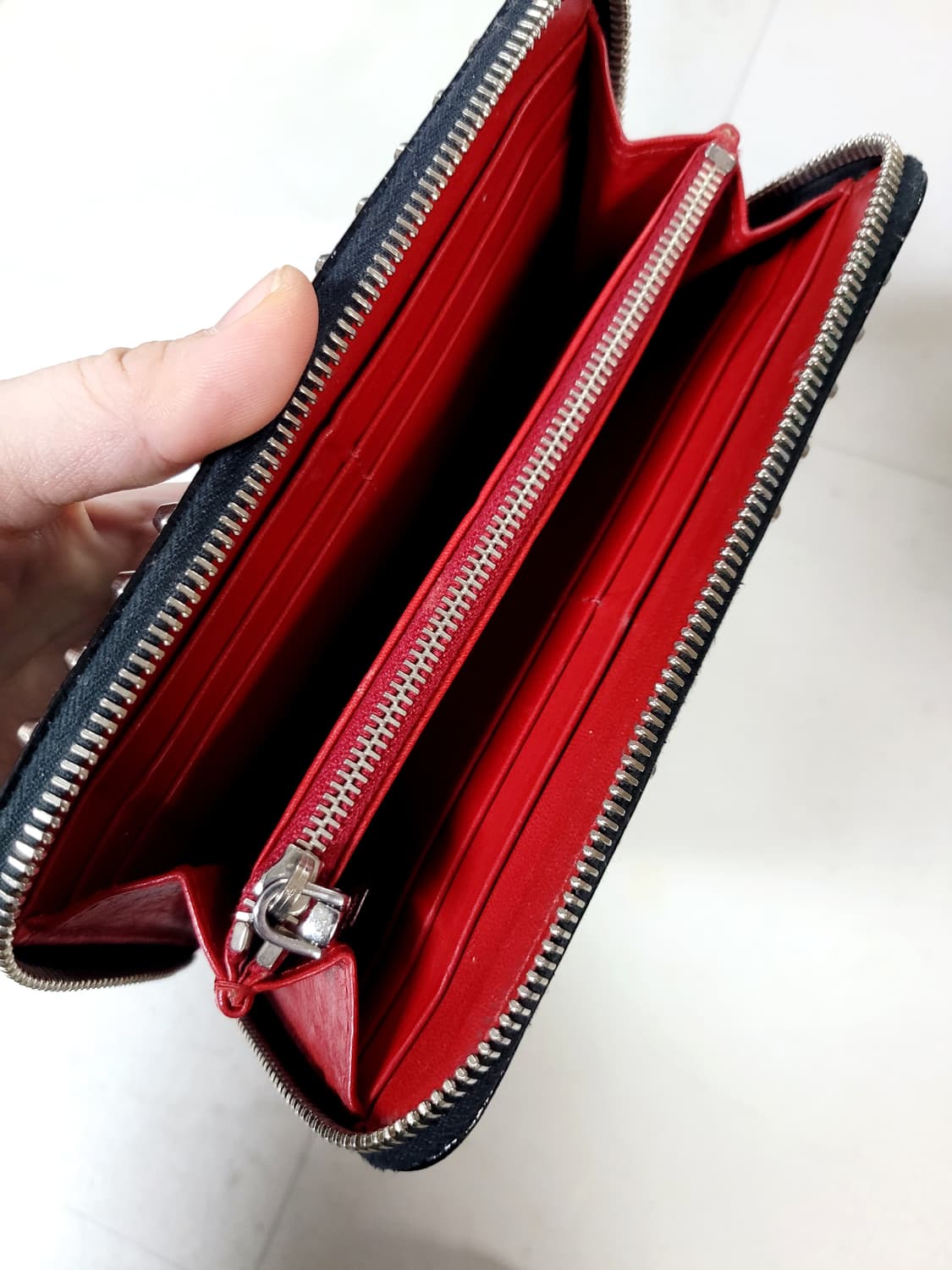 프라다 사피아노 에나멜 가죽 스터드 장지갑 상품이미지3