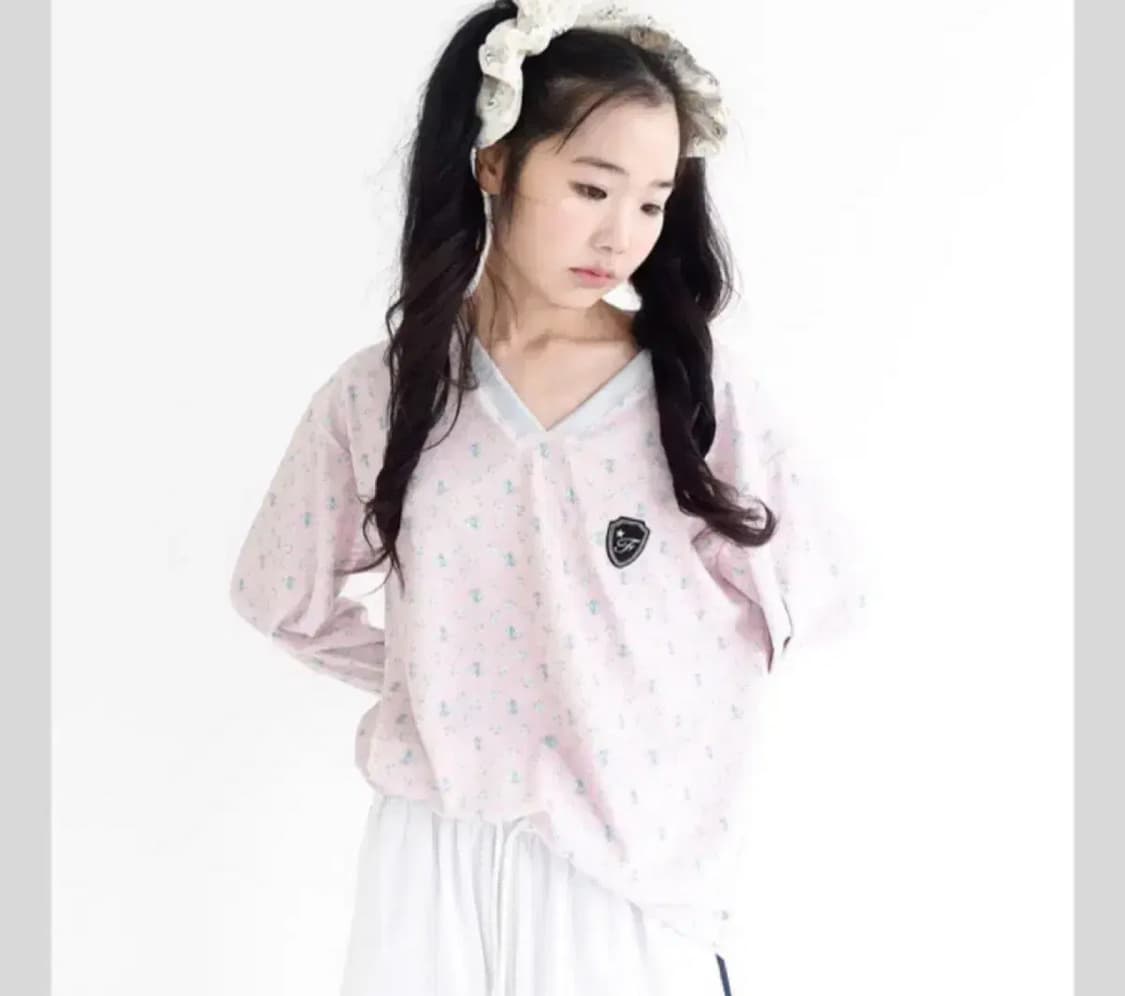 샵페어리 브이넥 플라워 테리 셔츠 상품이미지1