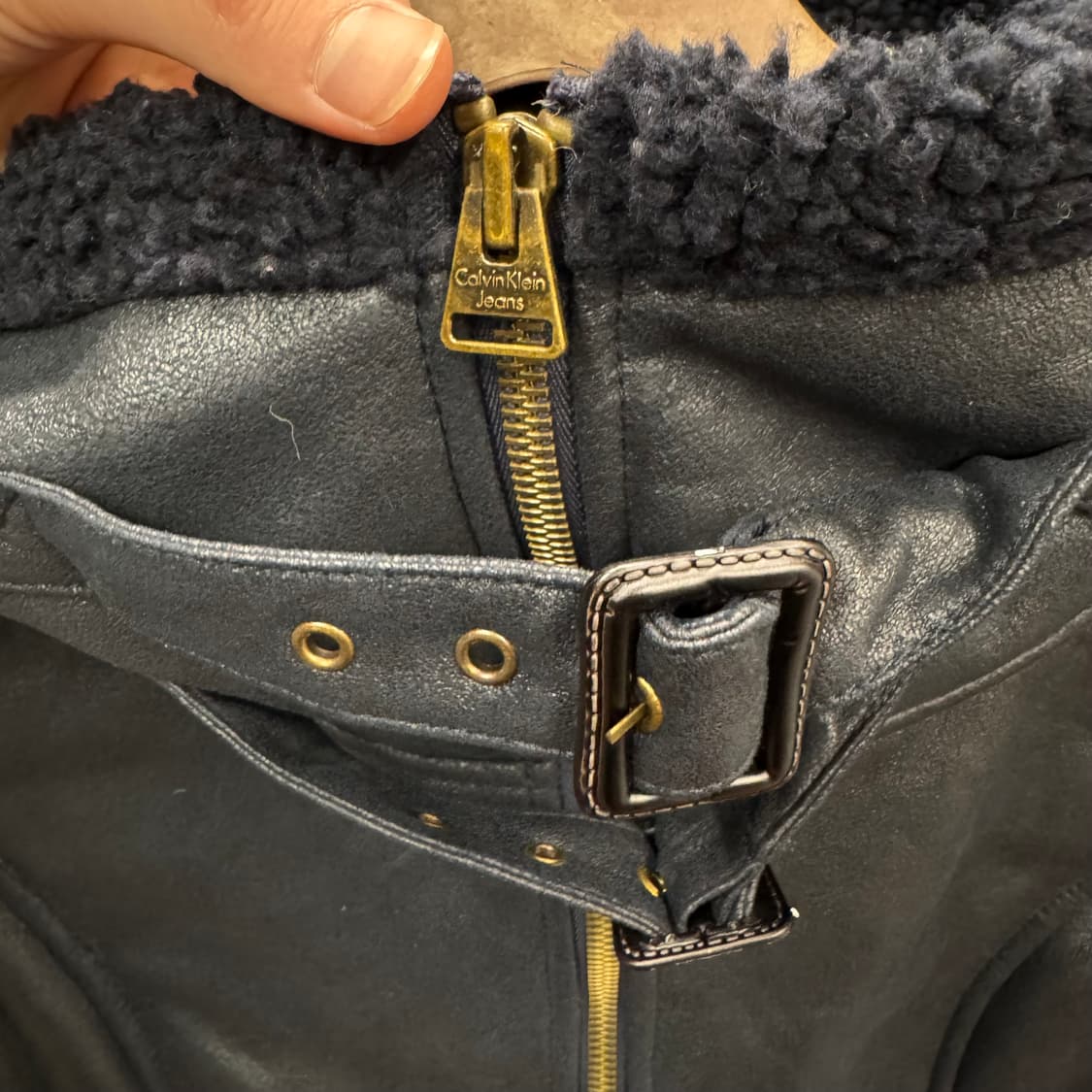 캘빈클라인 진스 레더 무스탕 슬림핏 하이넥 후드 디테일 블랙 상품이미지6