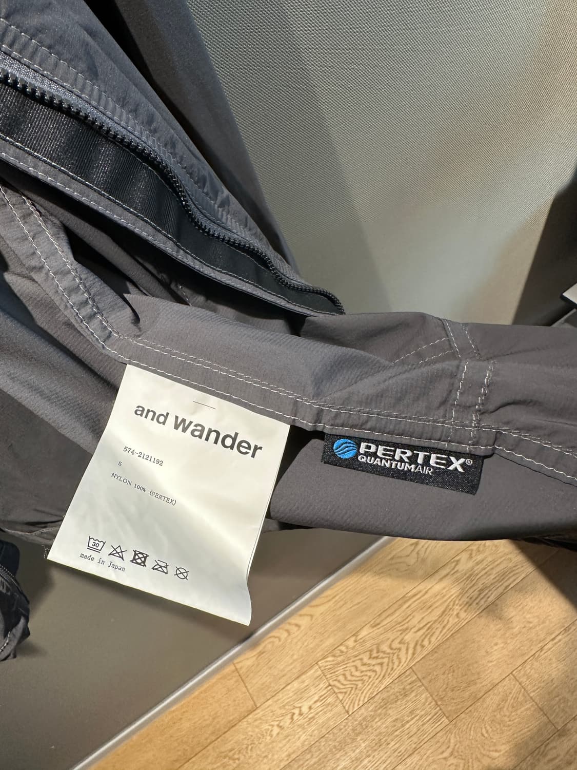 District Vision x And Wander 집업후디 인드브레이커 상품이미지9