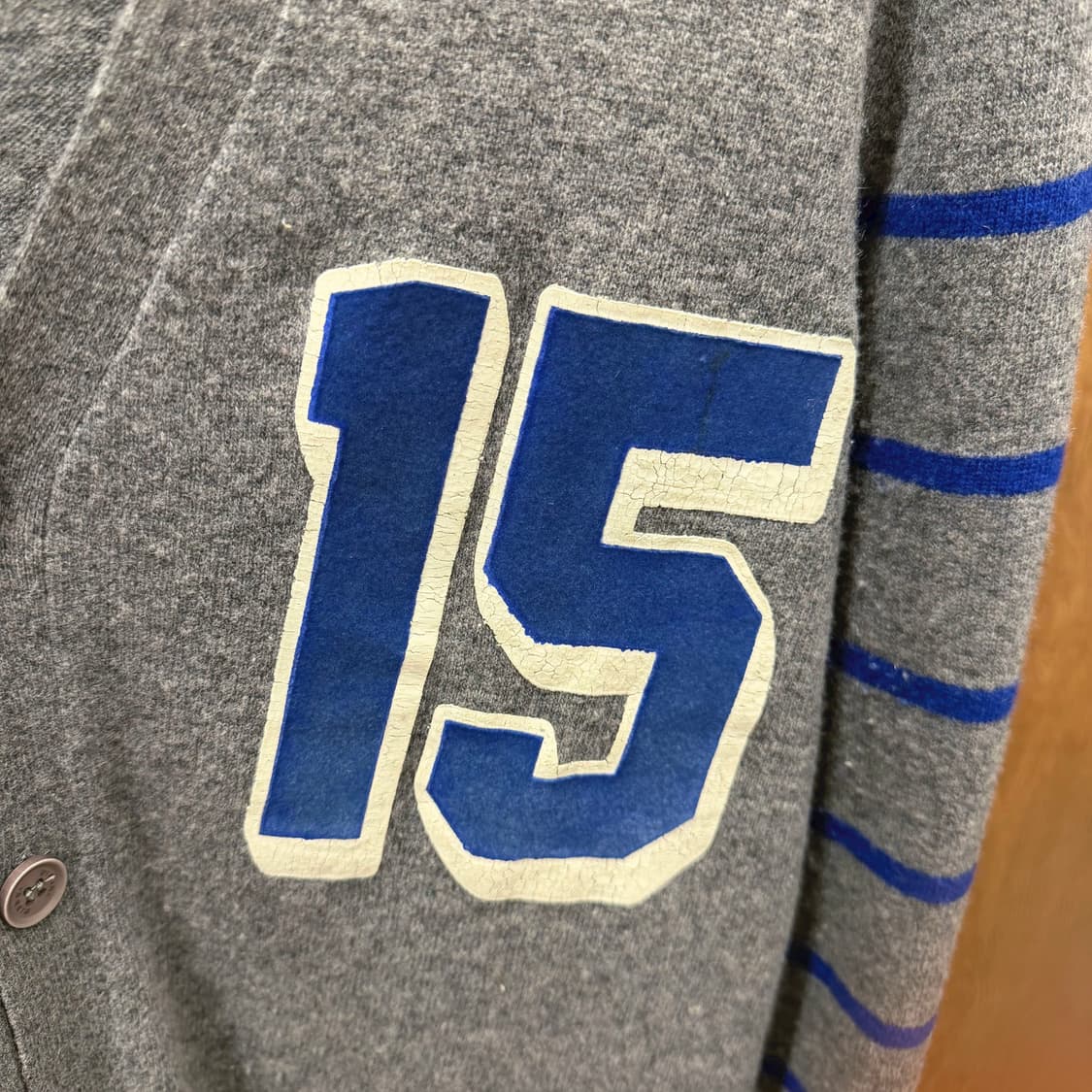 디젤 니트 가디건 백 프린팅 슬리브 블루 스트라이프 배색 디테일 그레이 상품이미지6