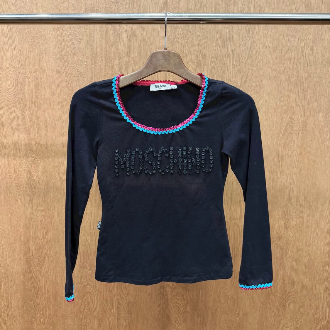 모스키노 진스 롱슬리브 티셔츠 넥 소매 배색 라인 버튼 로고 디테일 블랙 상품이미지2