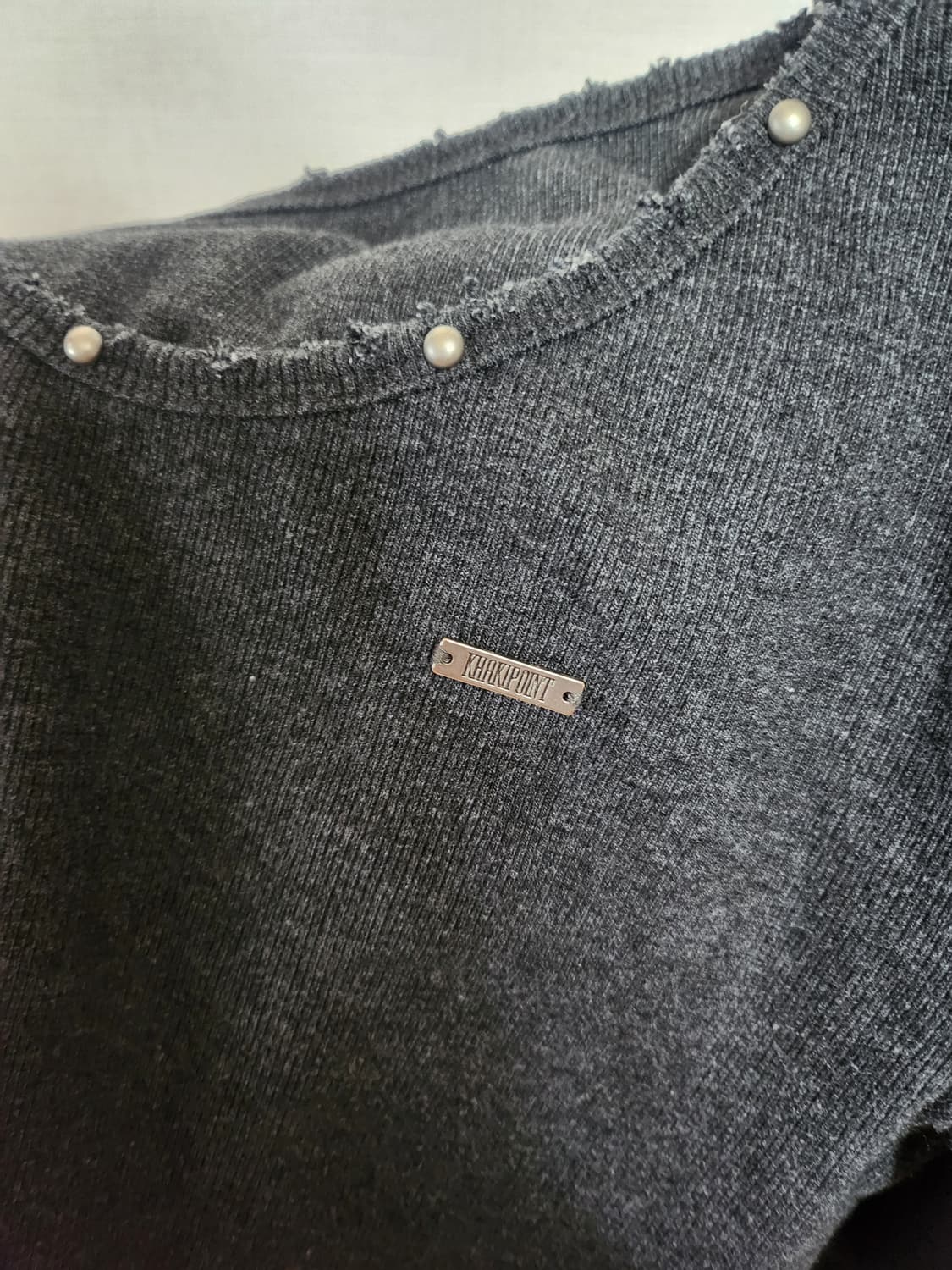 카키포인트 데미지 스터드 티셔츠 차콜 상품이미지3