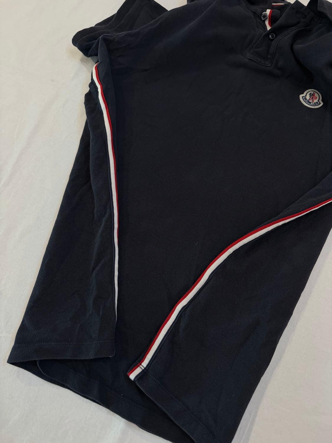 몽클레어 사이드라인 로고 패치 카라 반팔티 블랙 상품이미지5