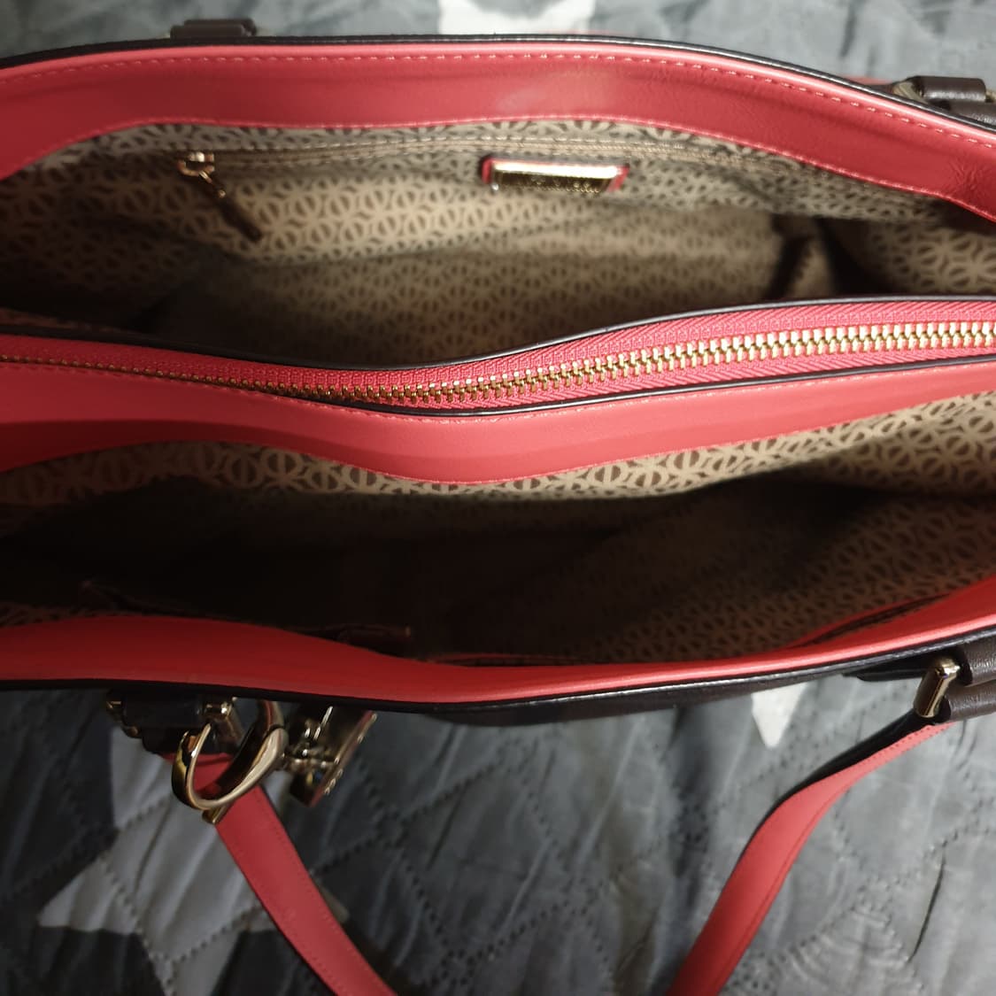 루이까또즈 모노그램 로고체인고리 소가죽 도트백 상품이미지3