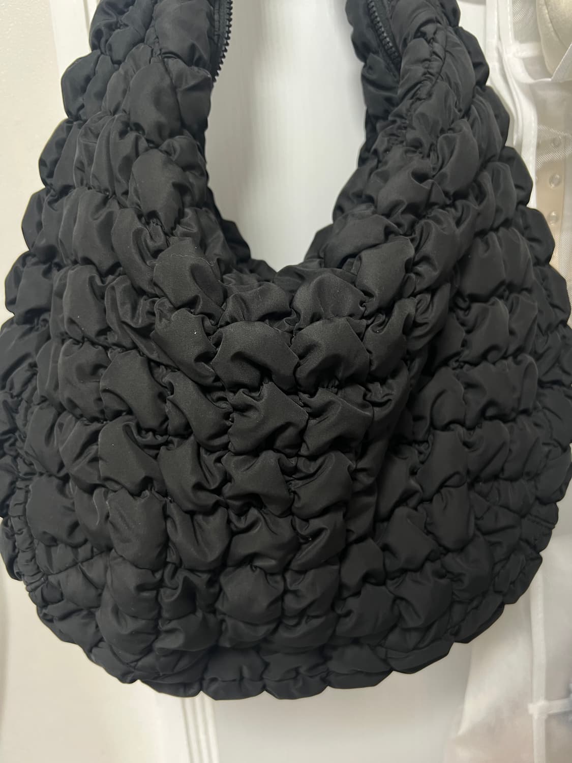 코스 오버사이즈 퀼팅백 블랙 상품이미지5