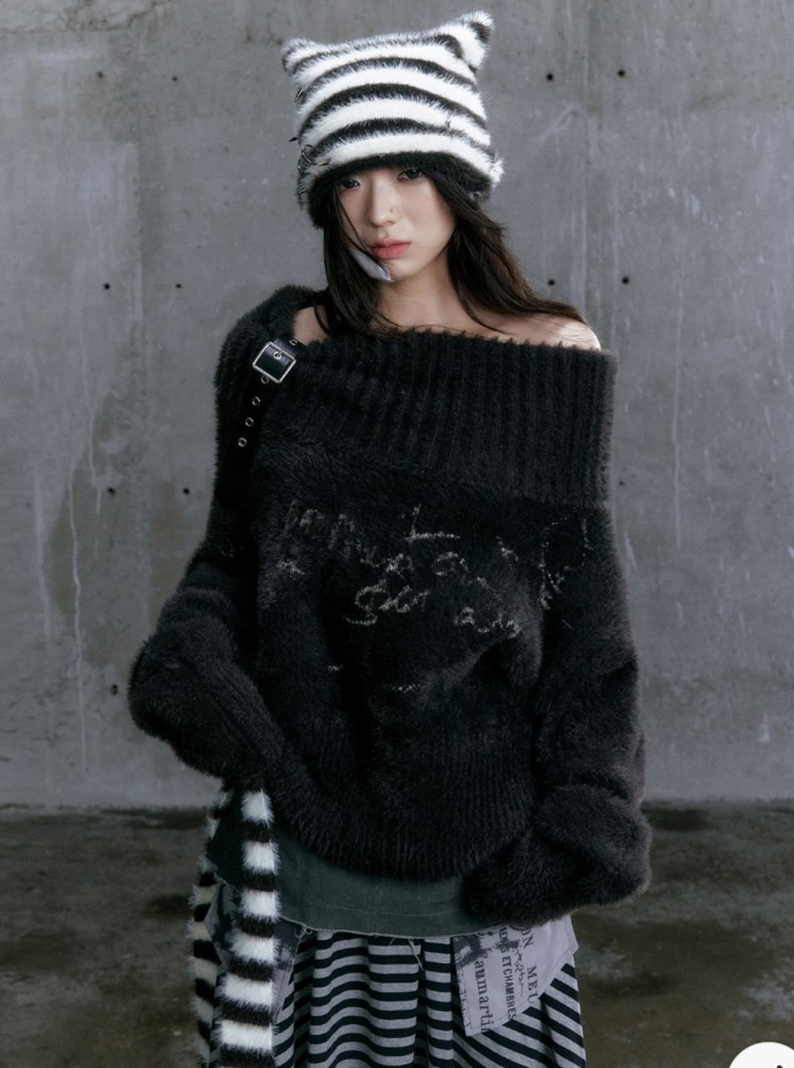 오프숄더 니트 체인 자카드 벨트 롱 스웨터 상품이미지1