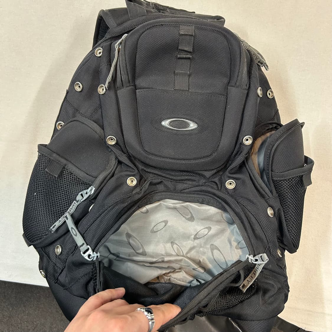 OAKLEY 오클리 아이코닉 멀티 포켓 백팩 상품이미지2