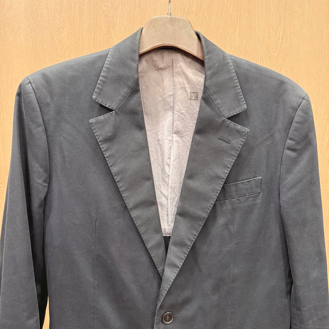 루이비통 싱글 자켓 투버튼 플랩 포켓 내부 지퍼 포켓 디테일 블랙 상품이미지4