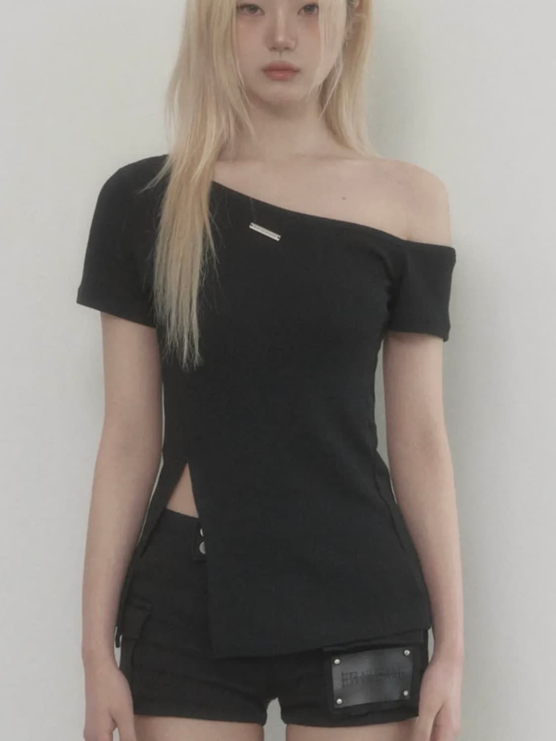 One-shoulder Basic Slit Top (Black) 상품이미지1