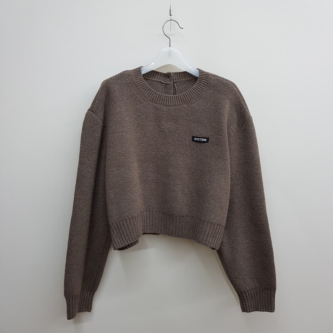 한섬 시스템 2024 울 블렌드 백버튼 크롭 니트 88-98-165사이즈 상품이미지1