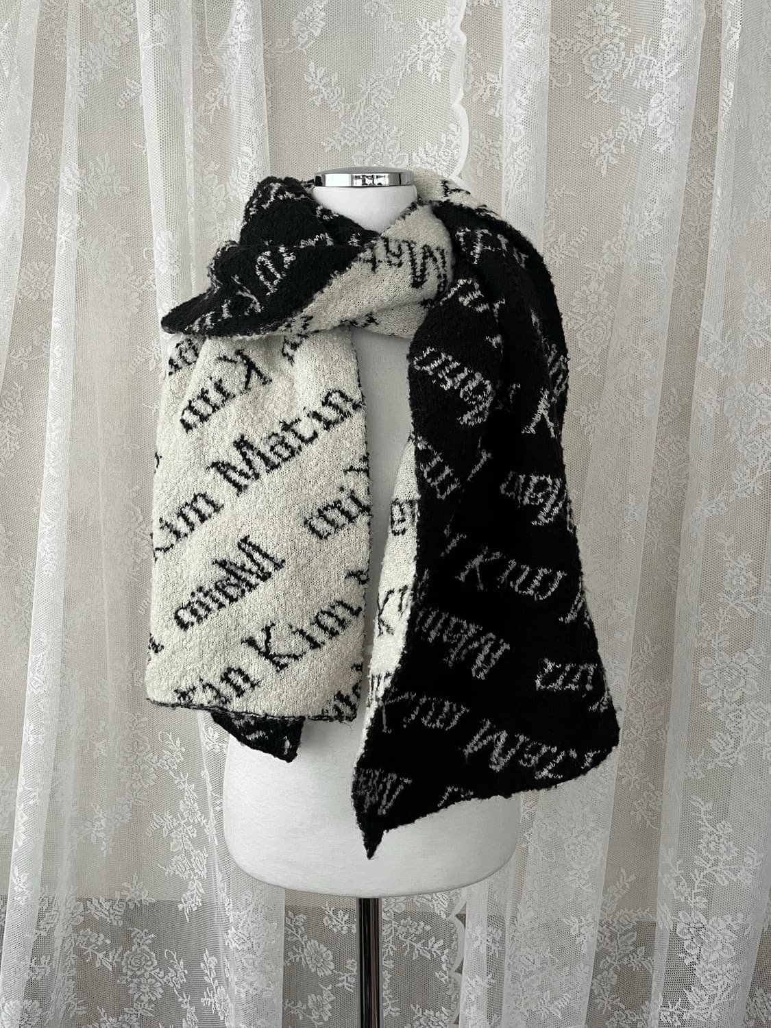 마뗑킴 양면 레터링 머플러 상품이미지1