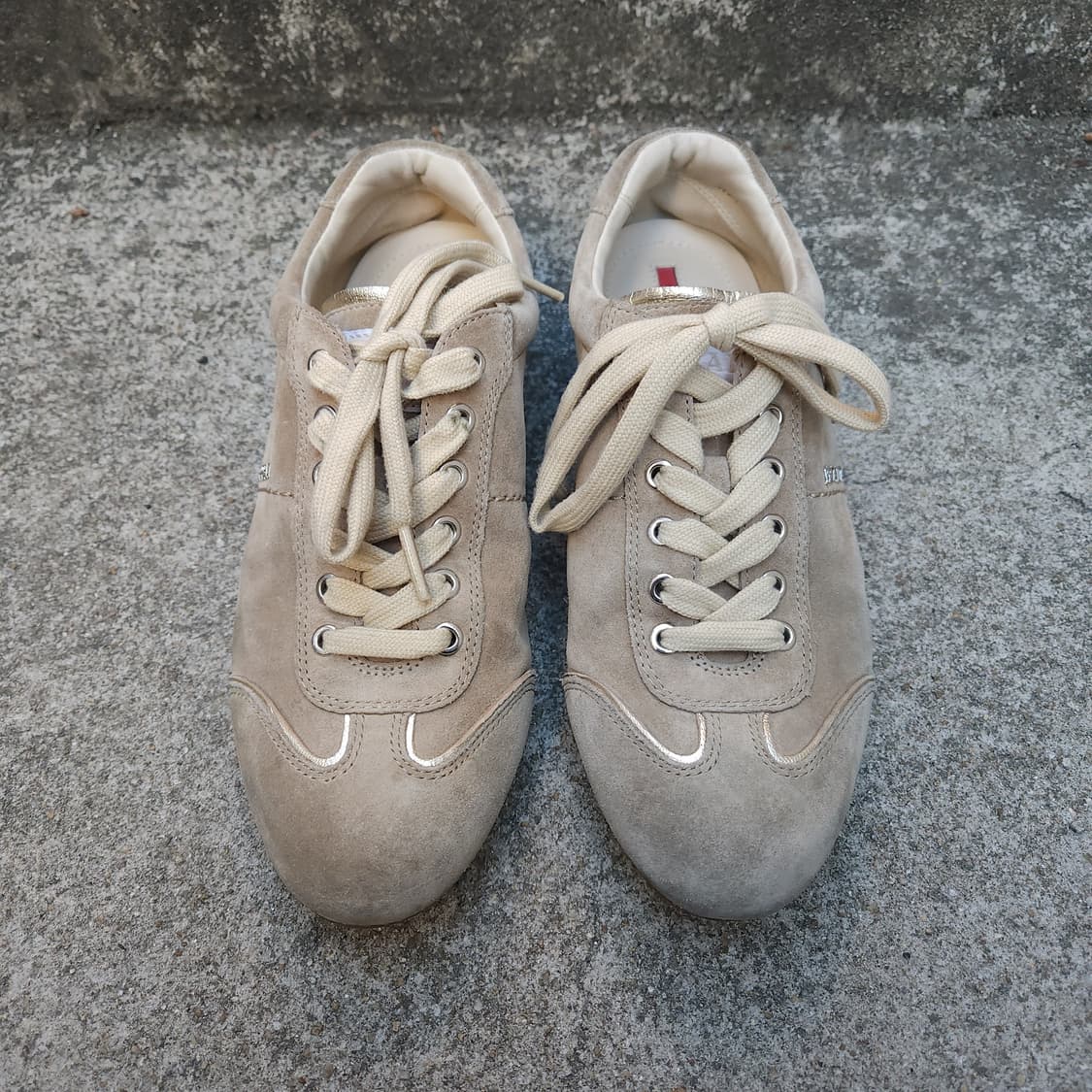 [37] Prada 베이지 누벅 스니커즈 (240) 상품이미지2