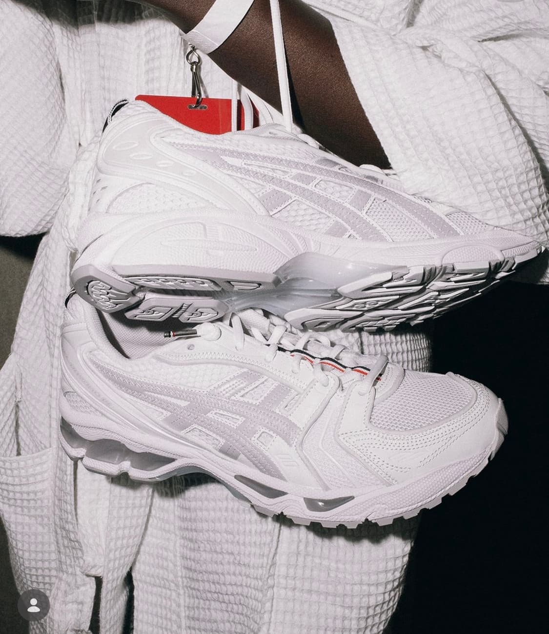 톰브라운 아식스 화이트 240 새상품 상품이미지1