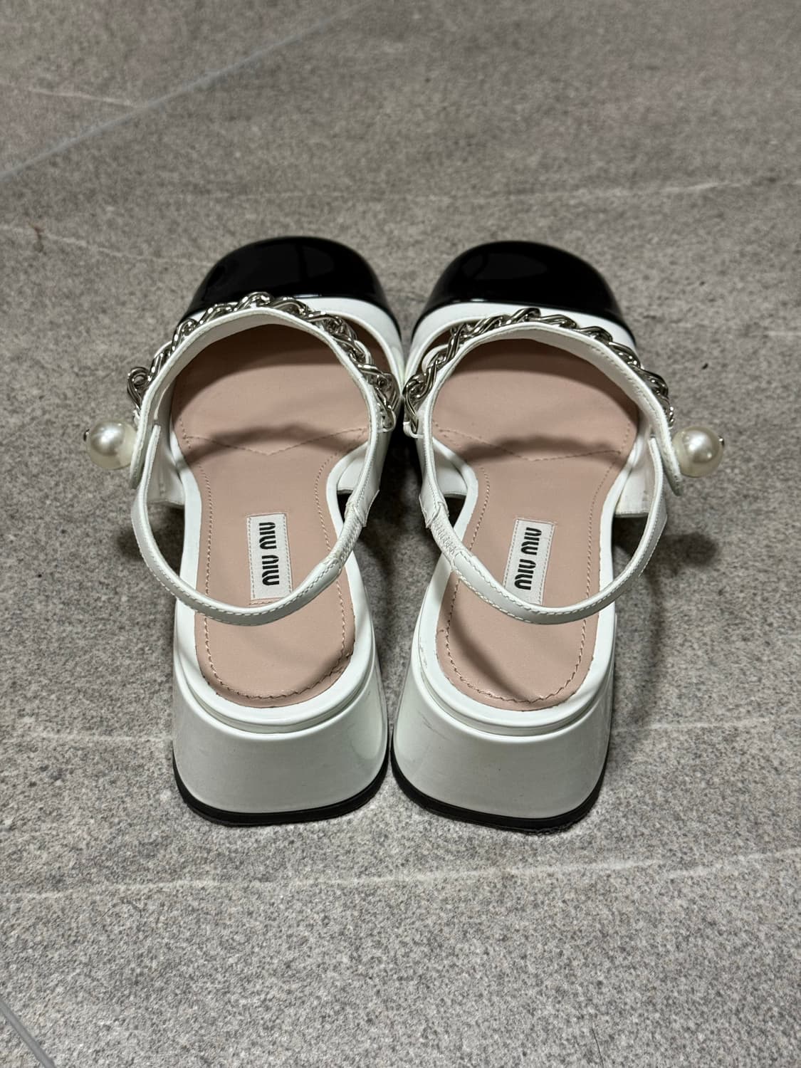 미우미우 페이턴트 레더 슬링백 35사이즈 상품이미지4