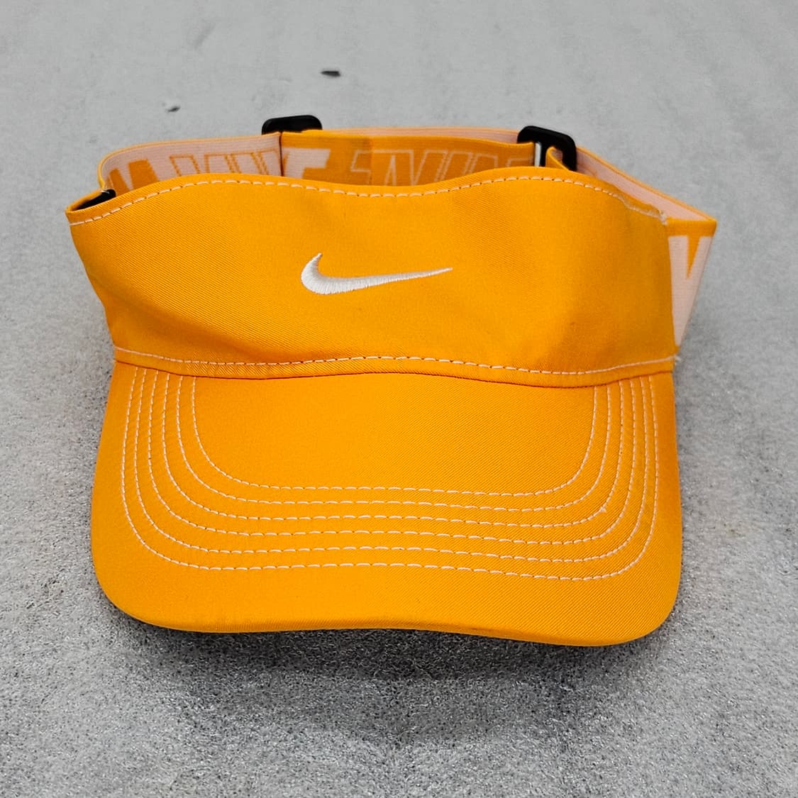 나이키 로고가 돋보이는 오렌지 색상의 썬캡 상품이미지2