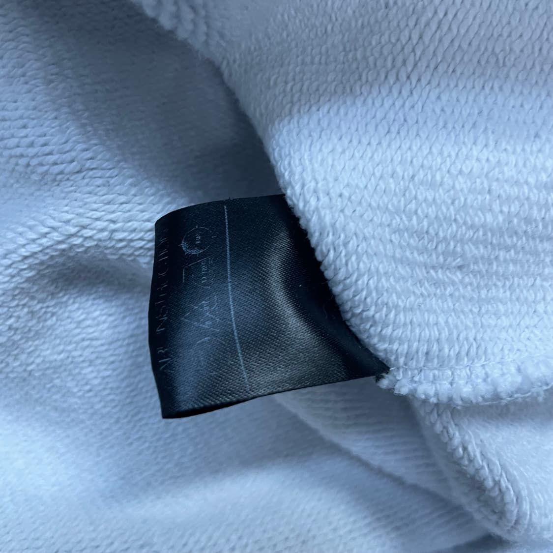 다크룸 스튜디오 베이직 로고 맨투맨 라이트 그레이 상품이미지5