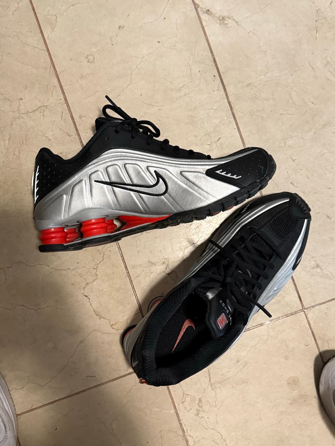 나이키 샥스 270 메탈릭 실버 최근 거래가 30만원 상품이미지2