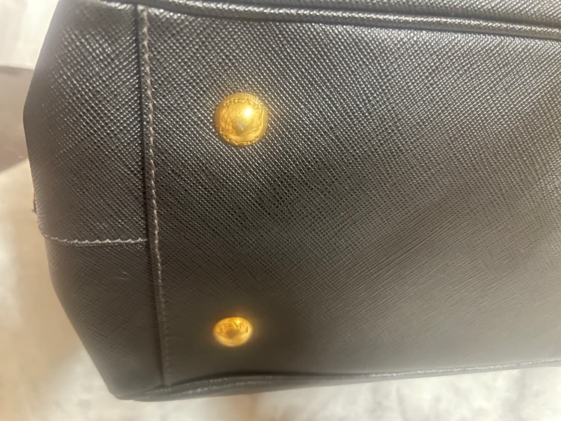 프라다 사피아노 닥터 골드 버클 토드백 상품이미지9