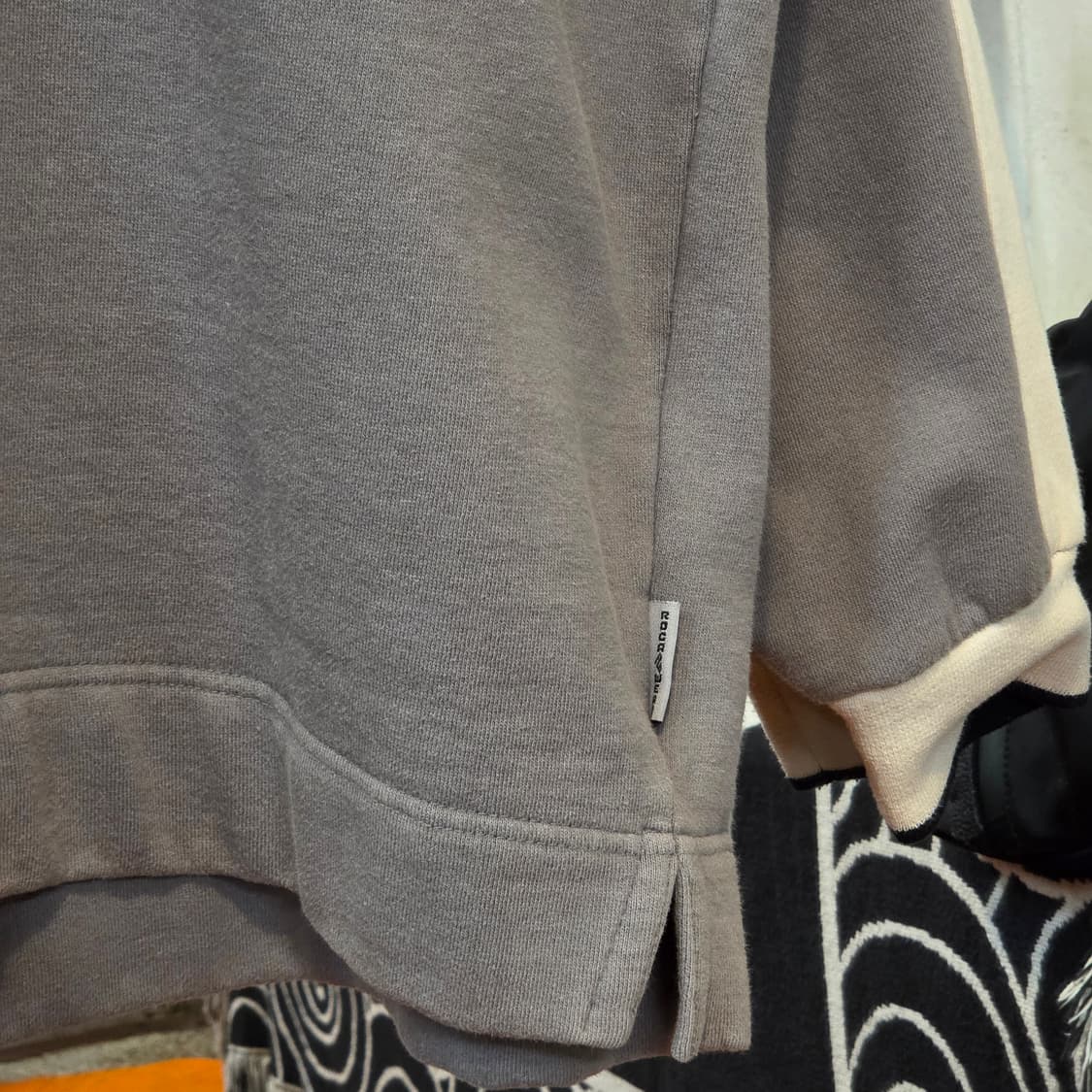 로카웨어 올드스쿨 오버핏 배색 맨투맨 상품이미지3