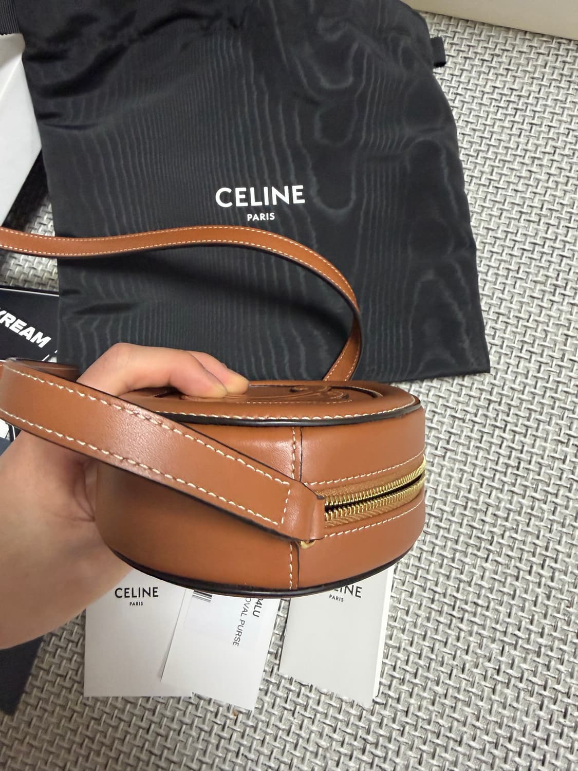 [새상품급/크림]셀린느 트리오페 오벌 펄스 미니백 상품이미지6