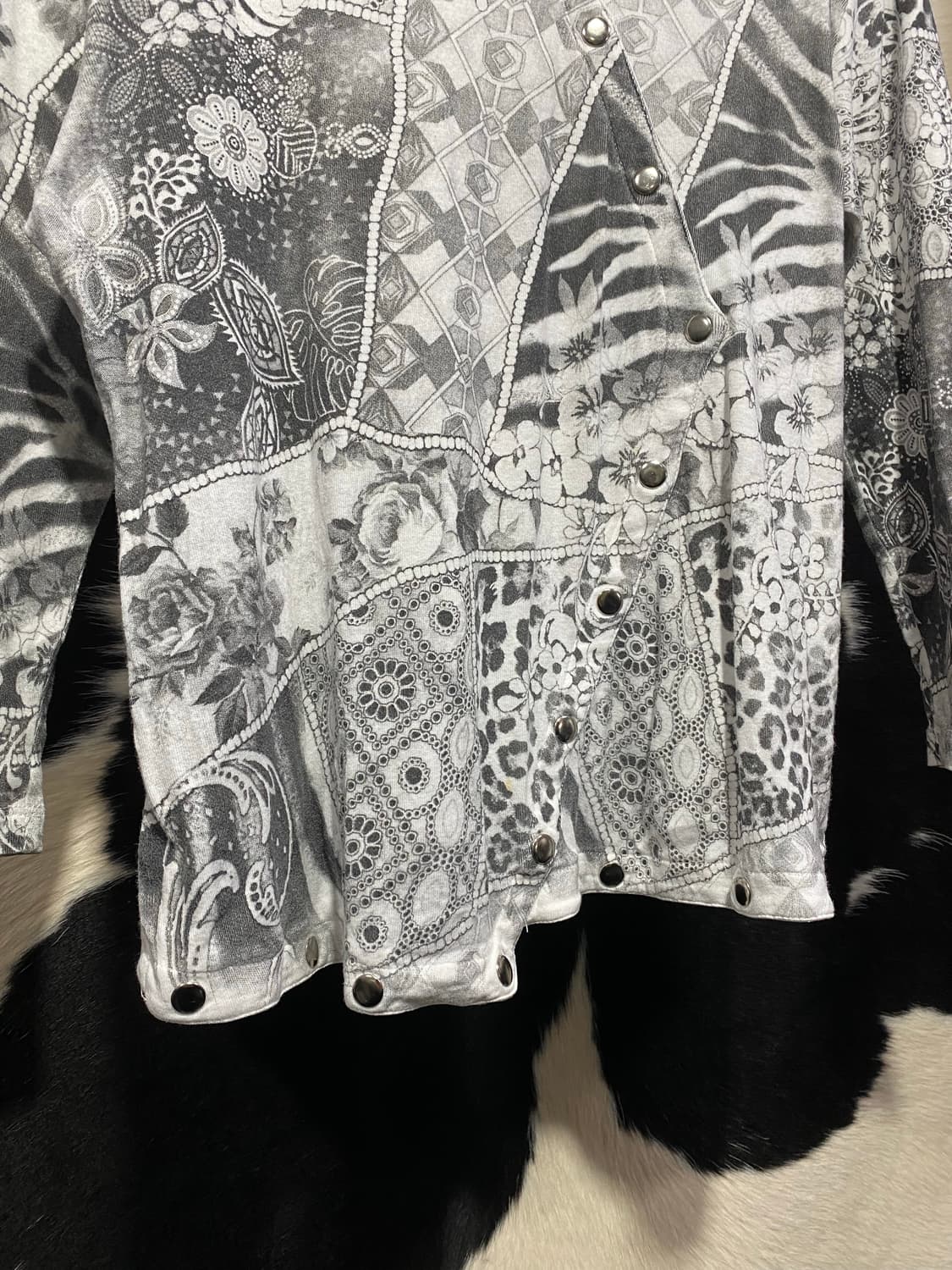 Impulse 오리엔탈 리벳 디테일 브이넥 롱슬리브 상품이미지4