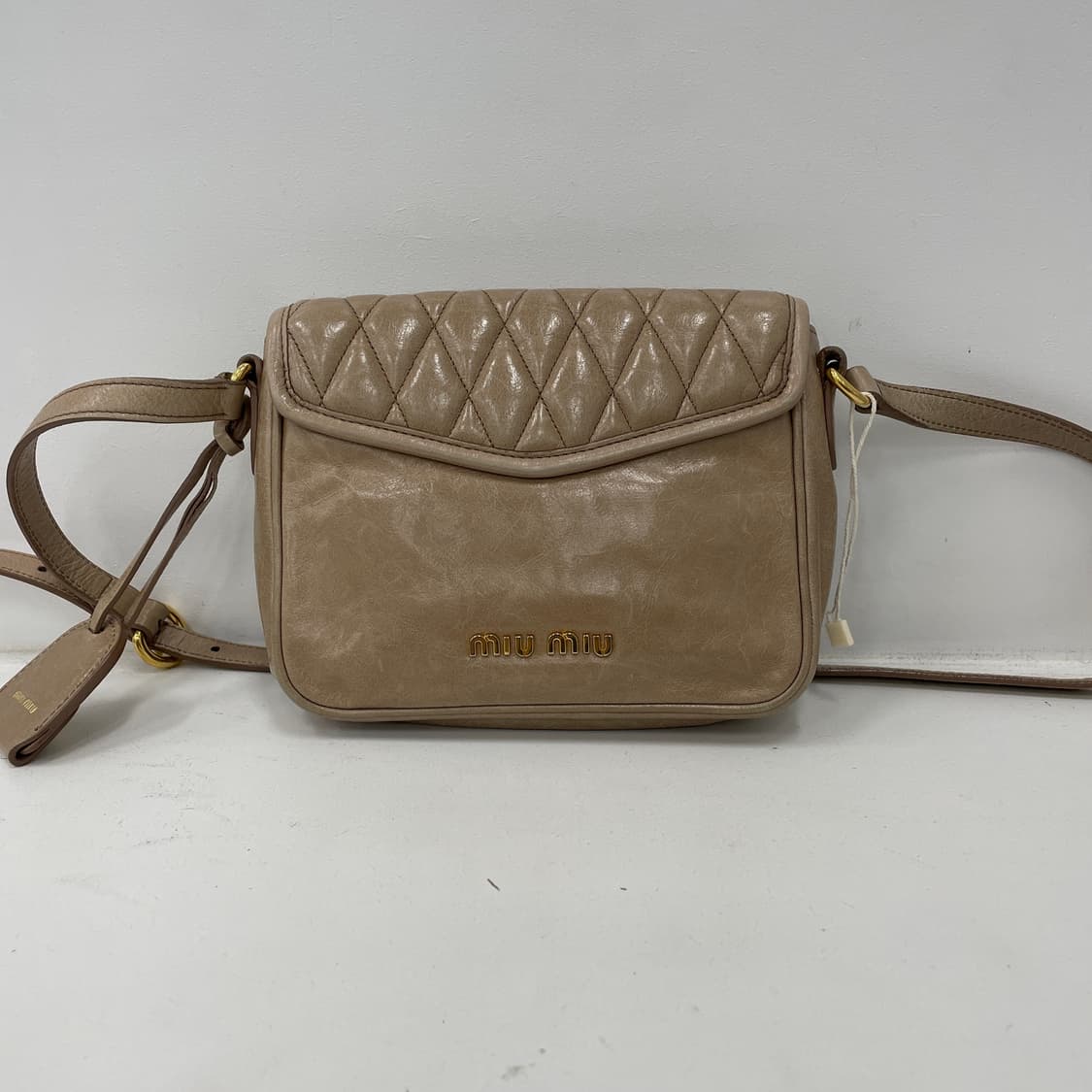 미우미우 퀼팅 비텔로 레더 베이지 클랩 스몰 크로스백 상품이미지3