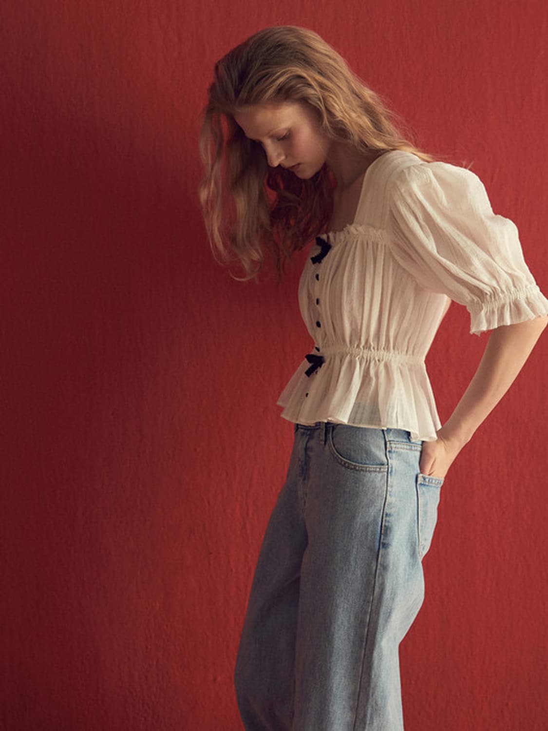 쟈니헤잇재즈 리본 셔링 코튼 블라우스 - 화이트 상품이미지4