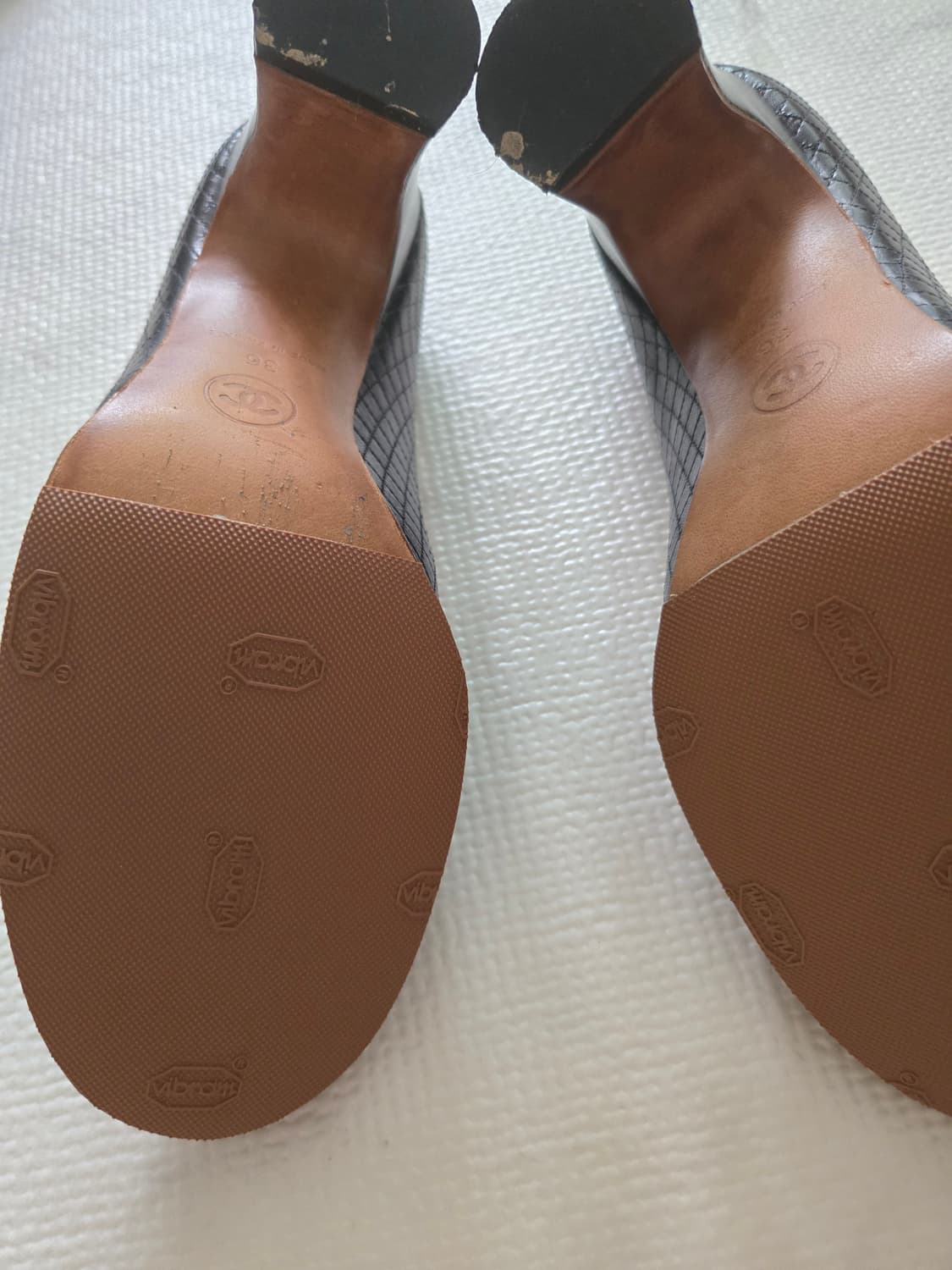 샤넬 퀼팅 레더 라운드 토 펌프스 힐 상품이미지8