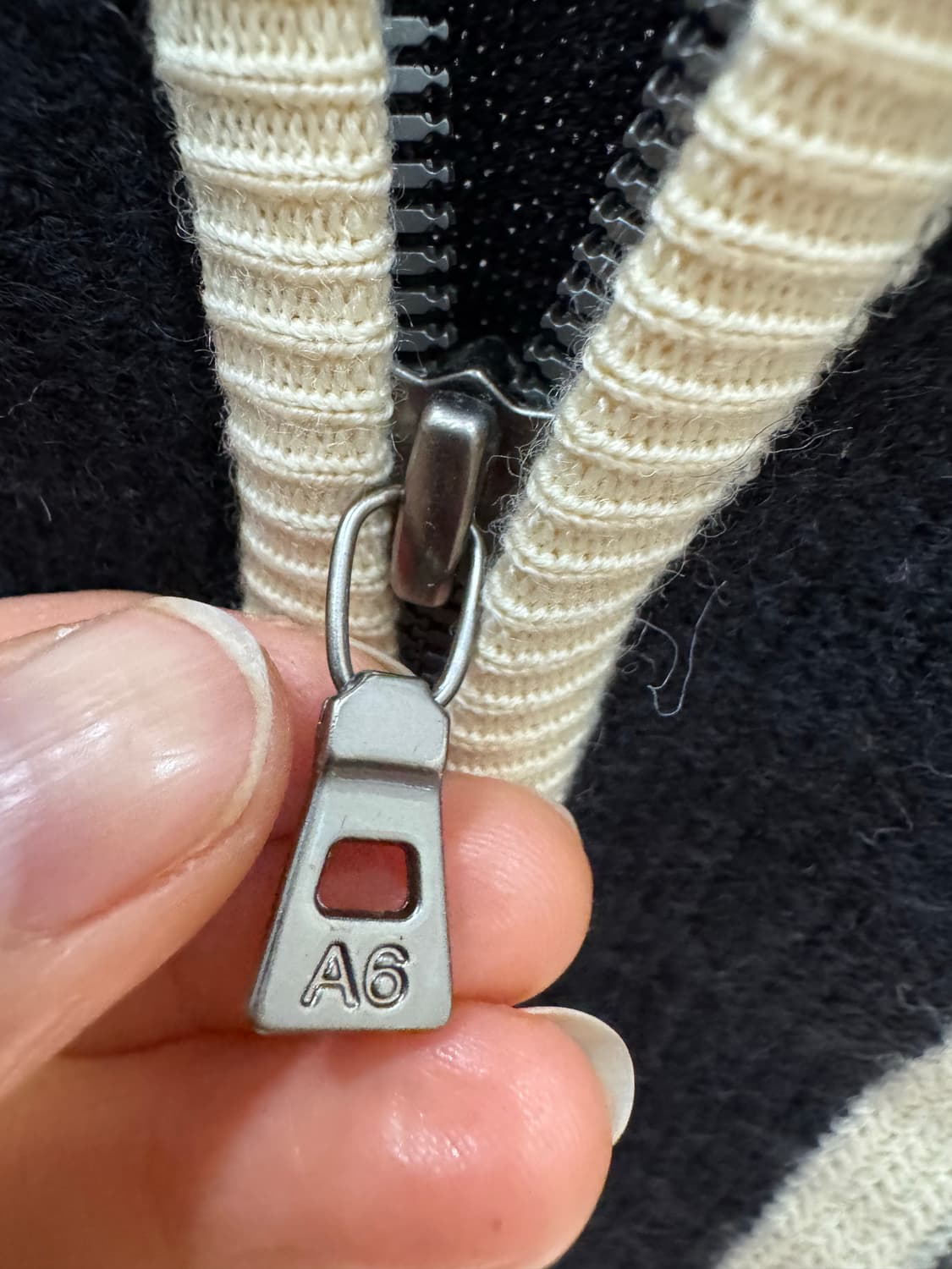 🧥 A6 스트라이프 니트 집업 베스트 (블랙 / 아이보리) 상품이미지8