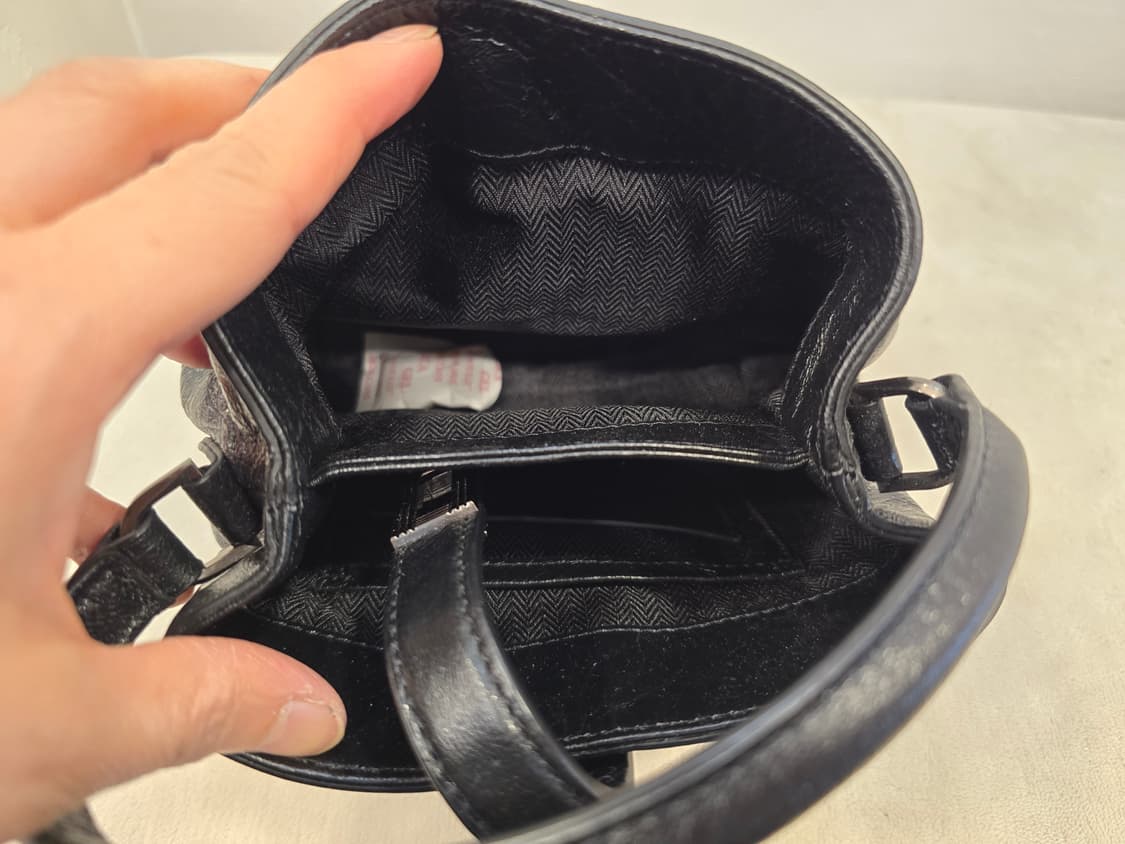 거의새거) 루즈앤라운지 보티첼리 미니 블랙 가죽 버킷백 상품이미지8