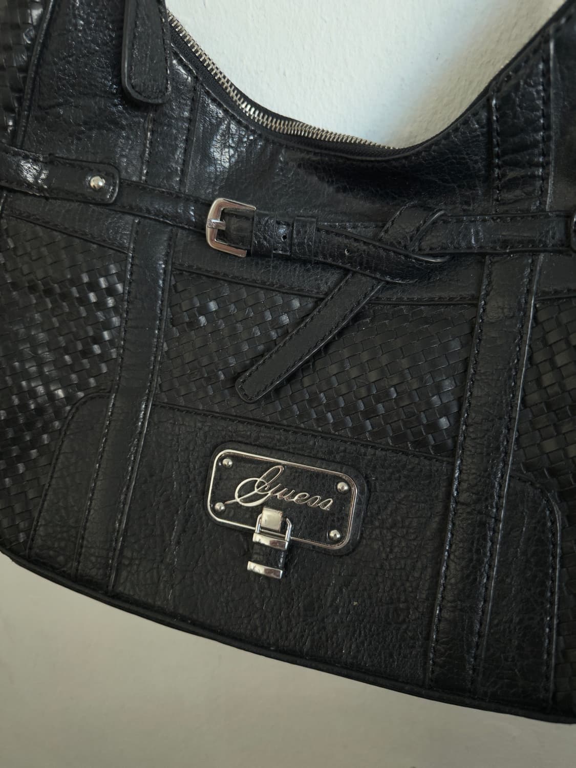 게스 y2k 시크 플레이트 로고 숄더백 상품이미지2