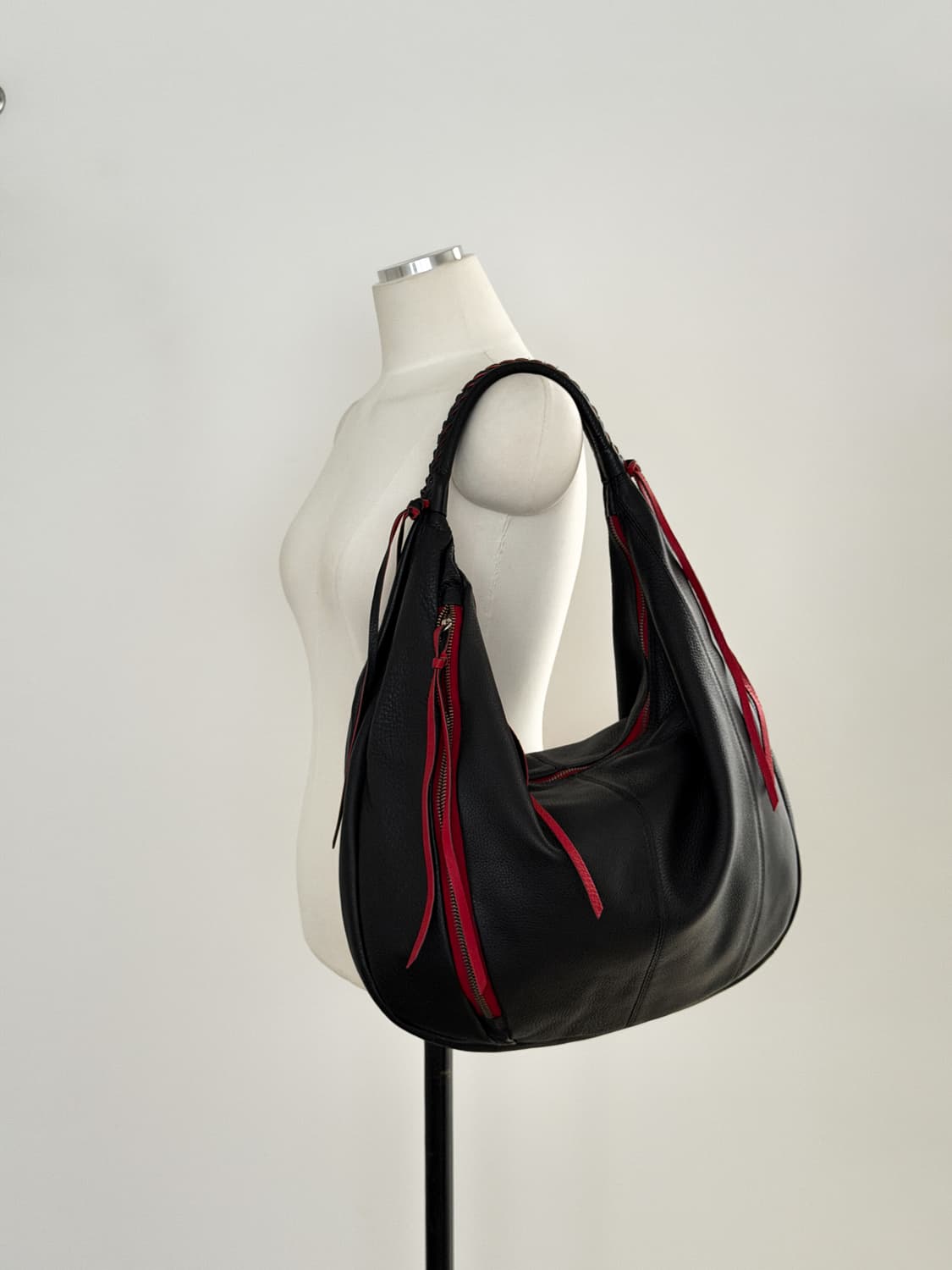 Made in Spain Carla Sade 페블 레더 호보백 상품이미지1