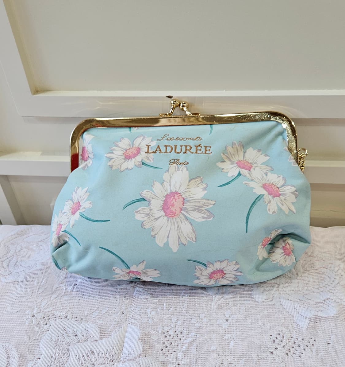 라뒤레 데이지 플라워 파우치 상품이미지1