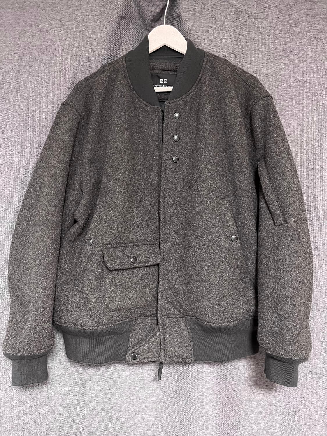 엔지니어드 가먼츠 x 유니클로 퍼프테크 숏 블루종 다크 그레이 상품이미지1