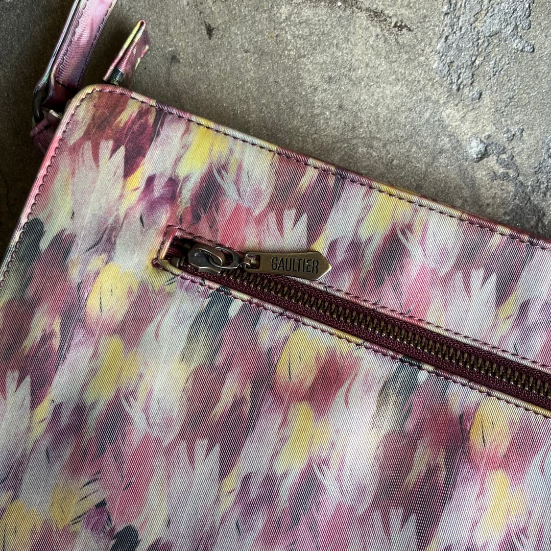 장폴고티에 페더 패턴 홀로그램 스퀘어 숄더 백 상품이미지6