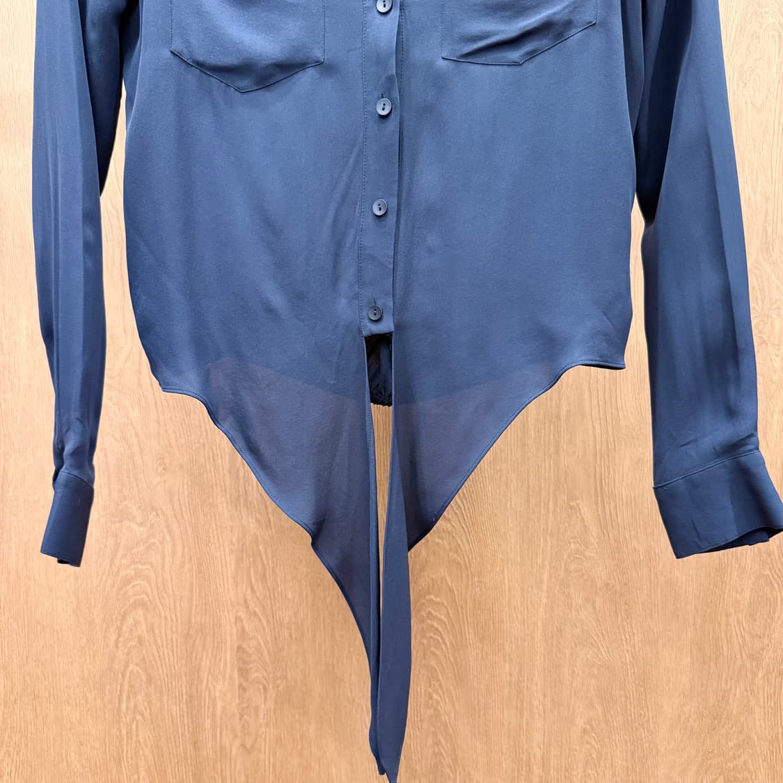 띠어리 실크 셔츠 블라우스 언발란스 타이 디테일 슬림핏 네이비 상품이미지5