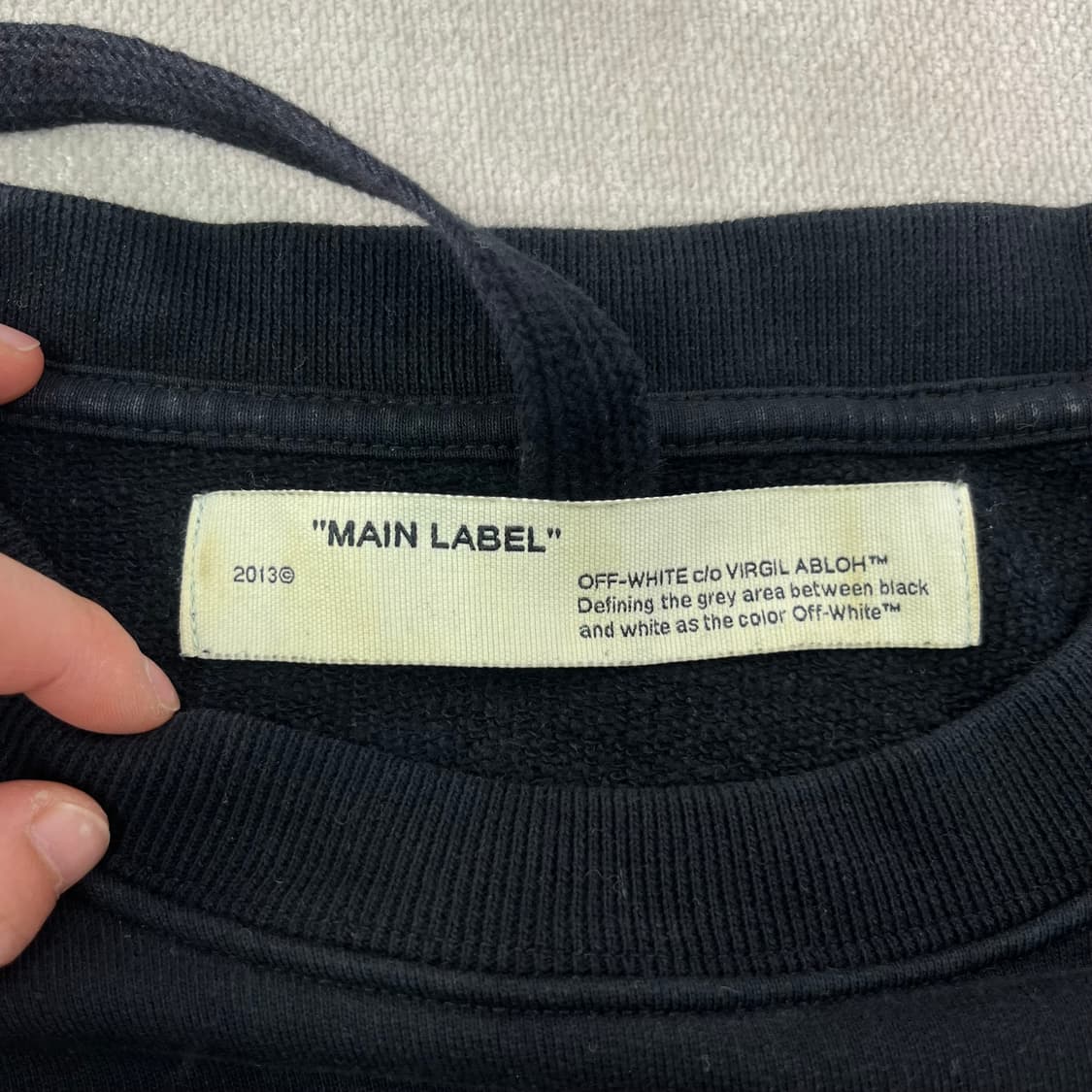 100 오프화이트 웨이비라인 블랙 맨투맨 상품이미지4