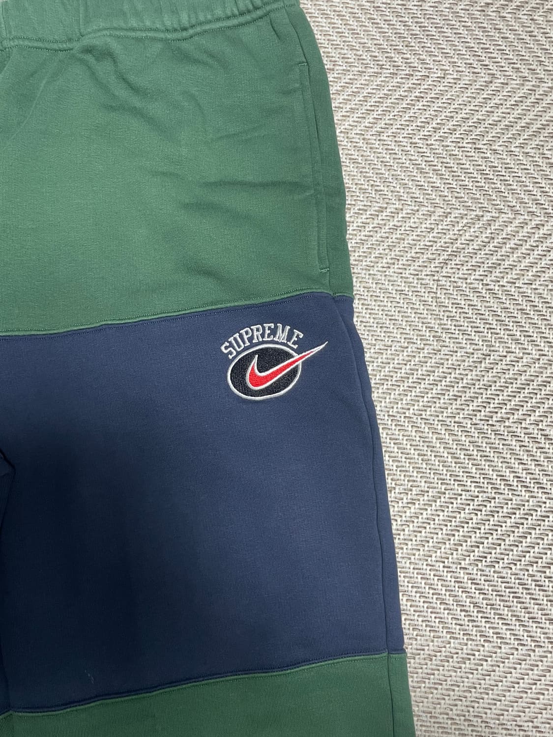 슈프림 x 나이키 콜라보 스웻팬츠 (19SS) 상품이미지1