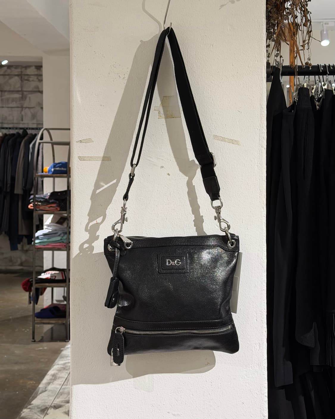 돌체앤가바나 블랙 레더 로고 크로스 백 상품이미지2