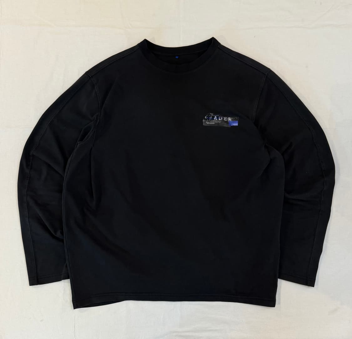 아더에러 21ss 테이프 로고 시그니쳐 라벨 롱슬리브 블랙 상품이미지1