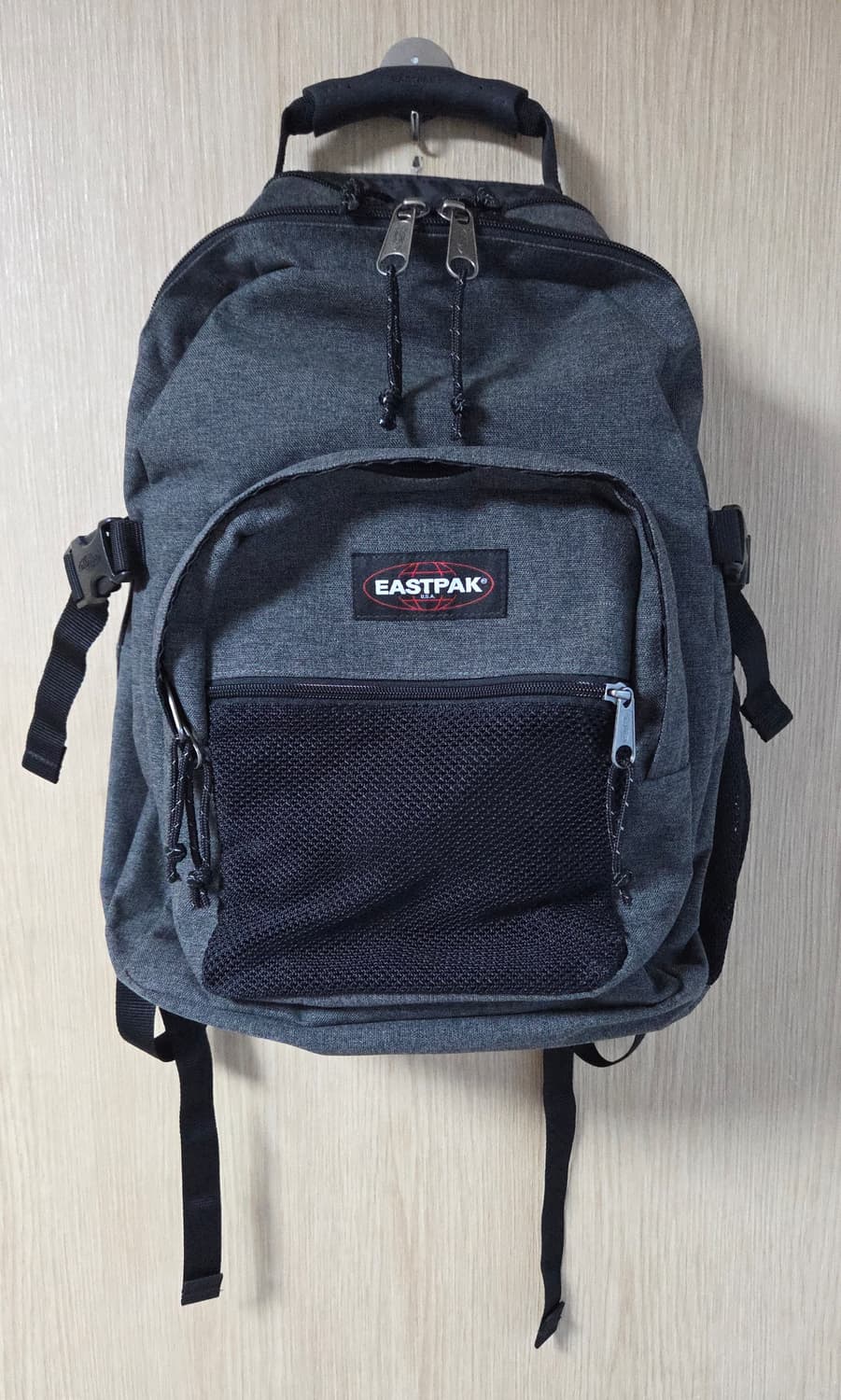 (착샷) 이스트팩 백팩 에그웜 그레이 상품이미지1