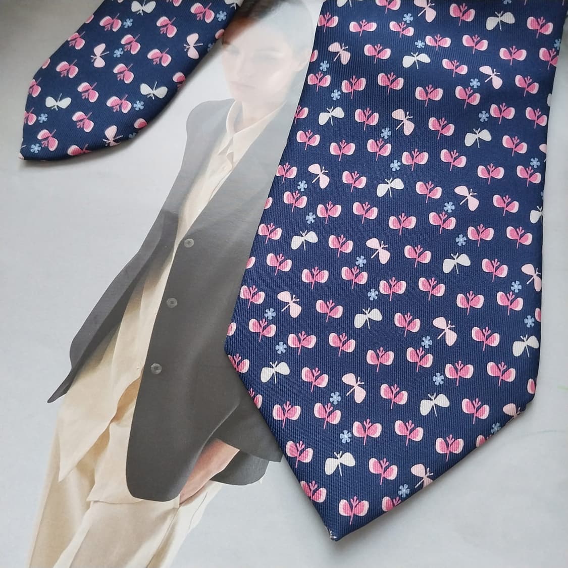 살바토레 페라가모 실크 나비 패턴 넥타이 8.9cm A+등급 K1328
 상품이미지4