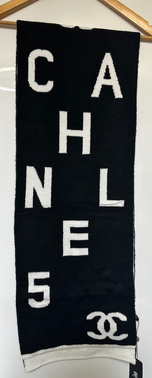 샤넬 블랙 앤 화이트 로고 캐시미어머플러 상품이미지2
