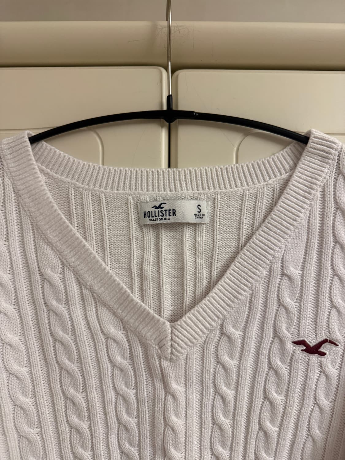 Holister 홀리스터 꽈배기 브이넥 니트S  상품이미지4