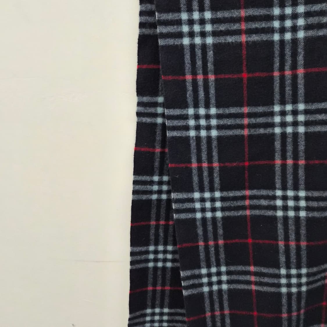 버버리 네이비 체크 머플러 상품이미지3