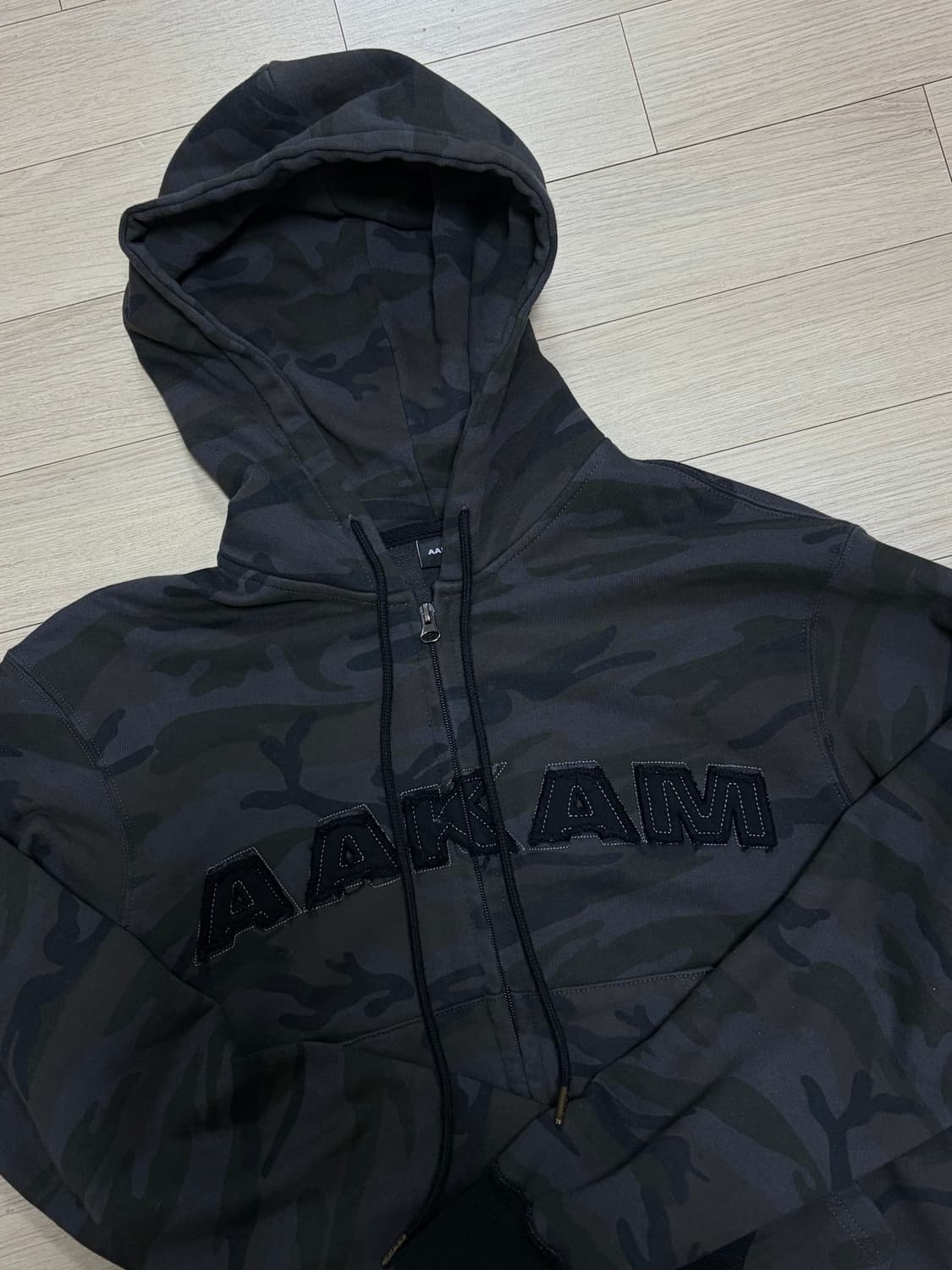 아캄 카모 콘트래스트 로고 집업 후디 블랙 상품이미지3
