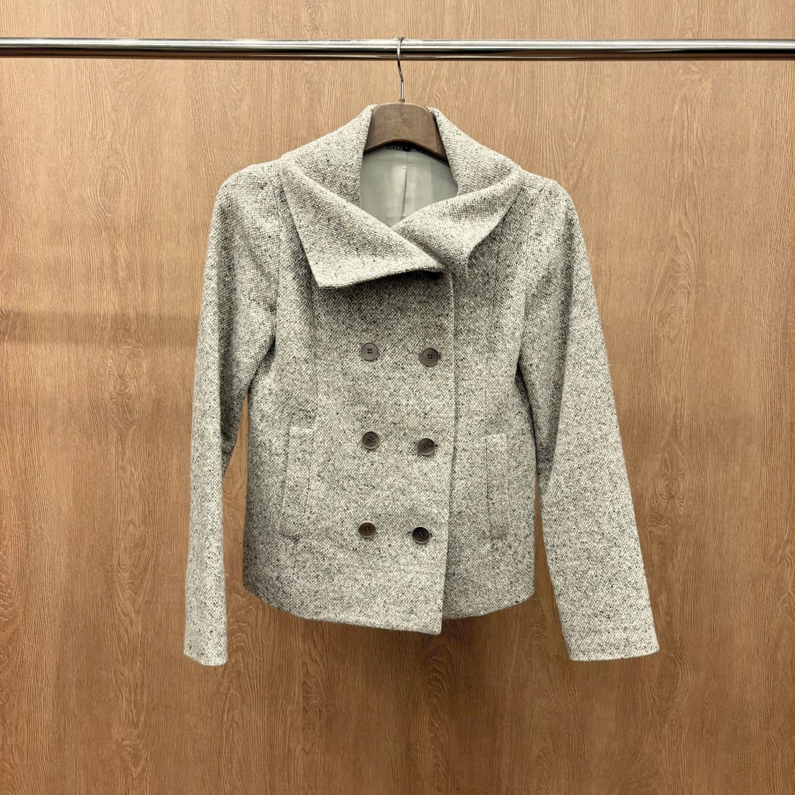 띠어리 울 블렌드 숏 피코트 더블 브레스트 트위드 텍스처 디테일 그레이 상품이미지2